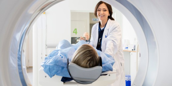 Ärztin spricht mit Patient während MRT-Scan