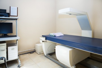 Ansicht eines DXA-Knochendichtemessgeräts